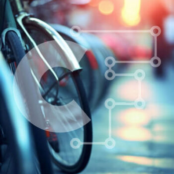 Intra Συλλεκτικό Ξύλινο Παζλ Plywood  4mm - Ποδήλατα παρκαρισμένα κατά μήκος ενός δρόμου στο ηλιοβασίλεμα Σε Ξύλινο Κουτί - Διαστάσεις Puzzle: 10x10 cm – 25 κομμάτια - Image 1