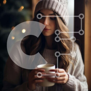 Intra Συλλεκτικό Ξύλινο Παζλ Plywood  4mm - Γυναίκα με παγωμένο καφέ από το χριστουγεννιάτικο δέντρο Σε Ξύλινο Κουτί - Διαστάσεις Puzzle: 10x10 cm – 25 κομμάτια - Image 1