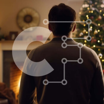 Intra Συλλεκτικό Ξύλινο Παζλ Plywood  4mm - Άνδρας που γιορτάζει τα Χριστούγεννα με την οικογένεια στο σαλόνι Σε Ξύλινο Κουτί - Διαστάσεις: 10x10 cm – 25 κομμάτια - Image 1