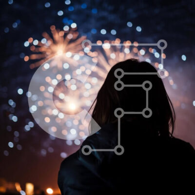 Intra Συλλεκτικό Ξύλινο Παζλ Plywood  4mm - Γυναίκα που παρακολουθεί πυροτεχνήματα στο σκοτάδι Σε Ξύλινο Κουτί - Διαστάσεις Puzzle: 10x10 cm – 25 κομμάτια - Image 1