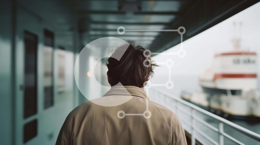 Intra Συλλεκτικό Ξύλινο Παζλ Plywood  4mm - Άνθρωπος σε κατάστρωμα κρουαζιερόπλοιου που κοιτάζει έξω στο νερό Σε Ξύλινο Κουτί - Διαστάσεις Puzzle: 10x10 cm – 25 κομμάτια