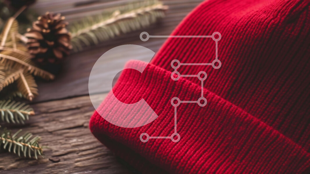 Intra Συλλεκτικό Ξύλινο Παζλ Plywood  4mm - Κόκκινο πλεκτό καπέλο σε κουκουνάρια και κλαδιά Σε Ξύλινο Κουτί - Διαστάσεις Puzzle: 10x10 cm – 25 κομμάτια