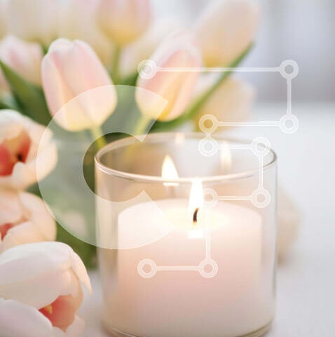 Intra Συλλεκτικό Ξύλινο Παζλ Plywood  4mm - Γυάλινο κερί με Λευκές τουλίπες και Τριαντάφυλλα Floral Σύνθεση Σε Ξύλινο Κουτί - Διαστάσεις Puzzle: 10x10 cm – 25 κομμάτια - Image 1