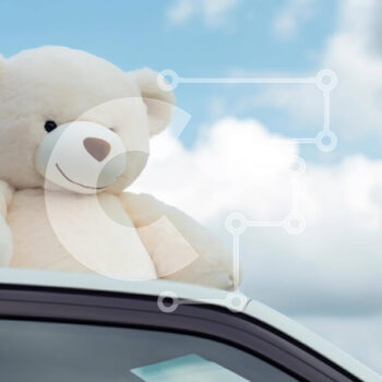 Intra Συλλεκτικό Ξύλινο Παζλ Plywood  4mm - Λευκό αρκουδάκι στη στέγη αυτοκινήτου με το μπλε ουρανό και τα σύννεφα Σε Ξύλινο Κουτί - Διαστάσεις Puzzle: 10x10 cm – 25 κομμάτια - Image 1