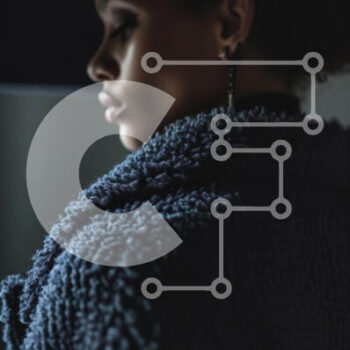 Intra Συλλεκτικό Ξύλινο Παζλ Plywood  4mm - Μυστηριώδης γυναίκα με μπλε καπέλο με σκουλαρίκια Σε Ξύλινο Κουτί - Διαστάσεις Puzzle: 10x10 cm – 25 κομμάτια - Image 1