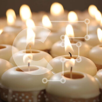 Intra Συλλεκτικό Ξύλινο Παζλ Plywood  4mm - Ομάδα λευκών κεριών ντόνατς σε ένα τραπέζι Σε Ξύλινο Κουτί - Διαστάσεις Puzzle: 10x10 cm – 25 κομμάτια - Image 1