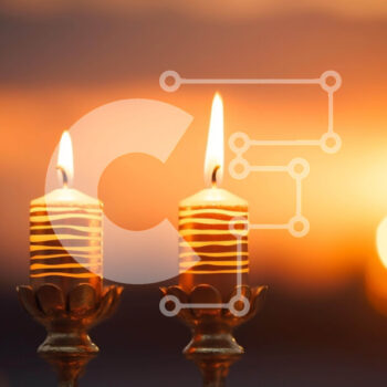 Intra Συλλεκτικό Ξύλινο Παζλ Plywood  4mm - Σιλουέτα από αναμμένα κηροπήγια ενάντια σε ένα ηλιοβασίλεμα Σε Ξύλινο Κουτί - Διαστάσεις Puzzle: 10x10 cm – 25 κομμάτια - Image 1