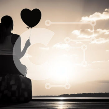 Intra Συλλεκτικό Ξύλινο Παζλ Plywood  4mm - Γυναίκα που κάθεται σε ανοιχτή βαλίτσα με μπαλόνι σε σχήμα καρδιάς στο φόντο Σε Ξύλινο Κουτί - Διαστάσεις Puzzle: 10x10 cm – 25 κομμάτια - Image 1