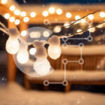 Intra Συλλεκτικό Ξύλινο Παζλ Plywood  4mm – Cozy Holiday Decorations: Χιονισμένος πάγκος με φώτα χορδών Σε Ξύλινο Κουτί – Διαστάσεις: 10×10 cm – 25 κομμάτια