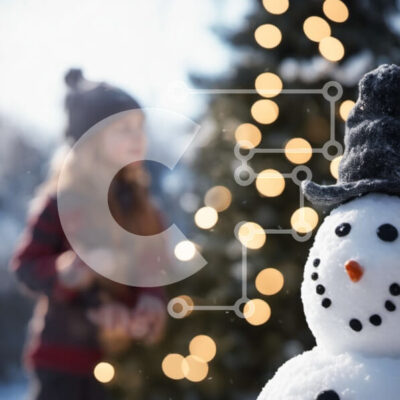 Intra Συλλεκτικό Ξύλινο Παζλ Plywood  4mm - Χιονάνθρωπος και χριστουγεννιάτικο δέντρο με ένα νεαρό κορίτσι Σε Ξύλινο Κουτί - Διαστάσεις Puzzle: 10x10 cm – 25 κομμάτια - Image 1