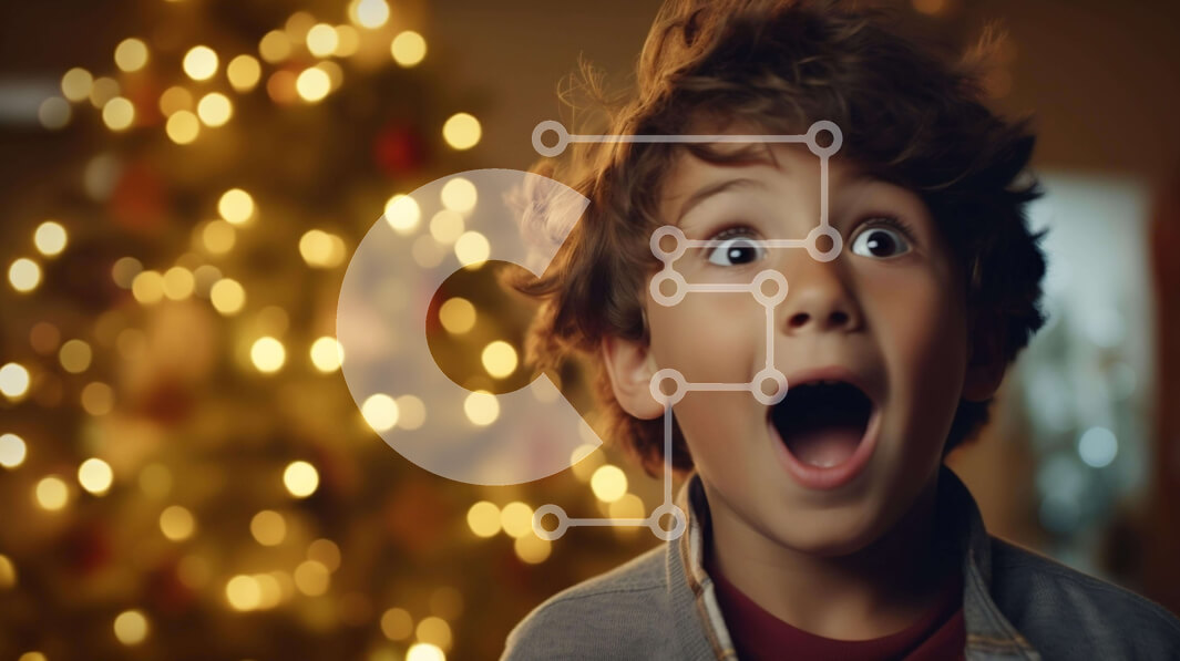 Intra Συλλεκτικό Ξύλινο Παζλ Plywood  4mm - Έκπληκτο αγόρι μπροστά από το χριστουγεννιάτικο δέντρο Σε Ξύλινο Κουτί - Διαστάσεις: 10x10 cm – 25 κομμάτια