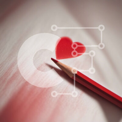 Intra Συλλεκτικό Ξύλινο Παζλ Plywood  4mm - Κόκκινο μολύβι με σημάδι σε σχήμα καρδιάς σε λευκή επιφάνεια Σε Ξύλινο Κουτί - Διαστάσεις: 10x10 cm – 25 κομμάτια - Image 1