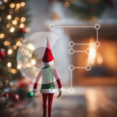 Intra Συλλεκτικό Ξύλινο Παζλ Plywood 4mm - Χριστουγεννιάτικη κούκλα ξωτικού που στέκεται μπροστά από το στολισμένο χριστουγεννιάτικο δέντρο Σε Ξύλινο Κουτί - Διαστάσεις: 10x10 cm – 25 κομμάτια - Image 1