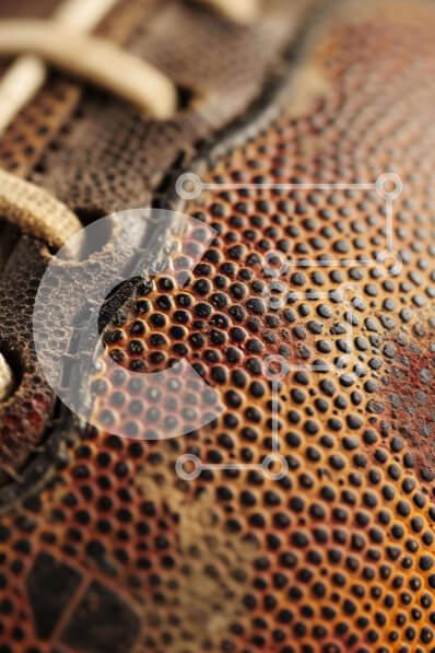 Intra Συλλεκτικό Ξύλινο Παζλ Plywood  4mm - Κοντινό πλάνο παλιού φθαρμένου παπουτσιού ποδοσφαίρου Σε Ξύλινο Κουτί - Διαστάσεις Puzzle: 10x10 cm – 25 κομμάτια