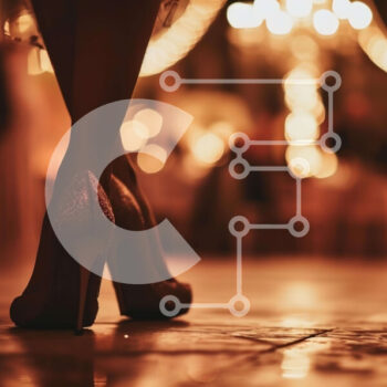 Intra Συλλεκτικό Ξύλινο Παζλ Plywood  4mm - Γυναίκα με ψηλά τακούνια σε μια εκδήλωση με πολυελαίους Σε Ξύλινο Κουτί - Διαστάσεις Puzzle: 10x10 cm – 25 κομμάτια - Image 1