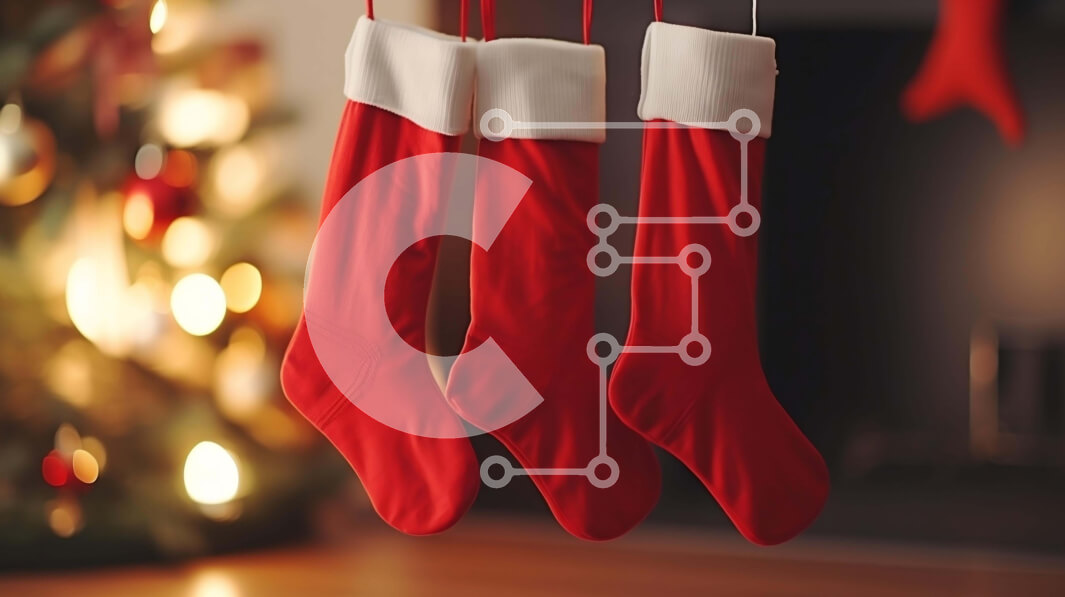 Intra Συλλεκτικό Ξύλινο Παζλ Plywood  4mm - Κόκκινες κάλτσες του Αϊ-Βασίλη κρεμασμένες στη γραμμή ρούχων με χριστουγεννιάτικο δέντρο Σε Ξύλινο Κουτί - Διαστάσεις: 10x10 cm – 25 κομμάτια