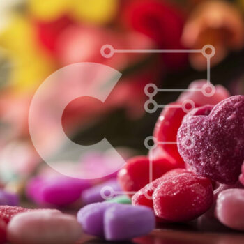 Intra Συλλεκτικό Ξύλινο Παζλ Plywood  4mm - Πολύχρωμες καραμέλες σε σχήμα καρδιάς σε ένα τραπέζι Σε Ξύλινο Κουτί - Διαστάσεις Puzzle: 10x10 cm – 25 κομμάτια - Image 1