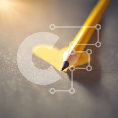 Intra Συλλεκτικό Ξύλινο Παζλ Plywood  4mm - Κίτρινο μολύβι σε σχήμα καρδιάς στην επιφάνεια Σε Ξύλινο Κουτί - Διαστάσεις: 10x10 cm – 25 κομμάτια - Image 1