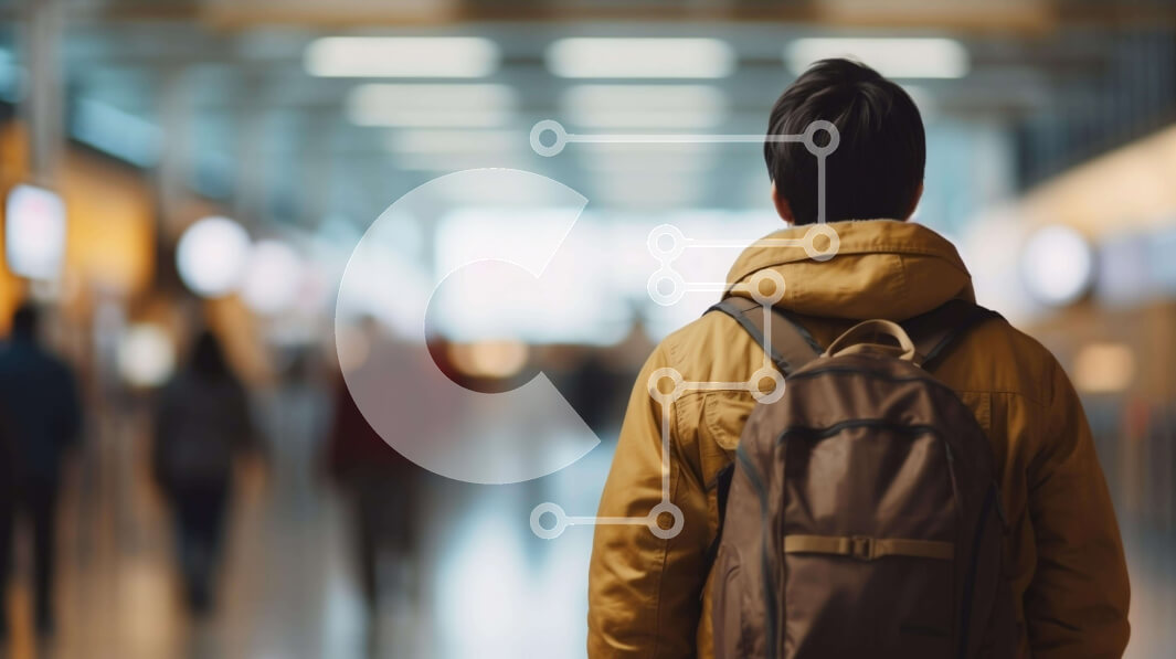 Intra Συλλεκτικό Ξύλινο Παζλ Plywood  4mm - Άτομο που περπατά στο διάδρομο του αεροδρομίου με το σακίδιο Σε Ξύλινο Κουτί - Διαστάσεις Puzzle: 10x10 cm – 25 κομμάτια