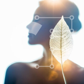 Intra Συλλεκτικό Ξύλινο Παζλ Plywood  4mm - Γυναίκα που κρατά ένα φύλλο για προστασία από τον ήλιο Σε Ξύλινο Κουτί - Διαστάσεις Puzzle: 10x10 cm – 25 κομμάτια - Image 1