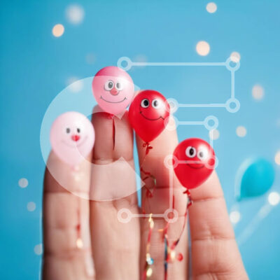 Intra Συλλεκτικό Ξύλινο Παζλ Plywood  4mm - Ατομικό χέρι που κρατά πολύχρωμα μπαλόνια με χαμογελαστά πρόσωπα Σε Ξύλινο Κουτί - Διαστάσεις Puzzle: 10x10 cm – 25 κομμάτια - Image 1