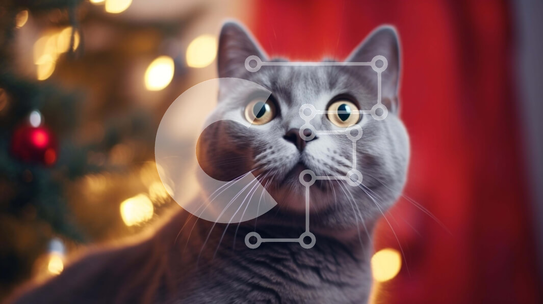 Intra Συλλεκτικό Ξύλινο Παζλ Plywood  4mm - Περίεργη γκρίζα γάτα που κάθεται μπροστά από το διακοσμημένο χριστουγεννιάτικο δέντρο Σε Ξύλινο Κουτί - Διαστάσεις: 10x10 cm – 25 κομμάτια