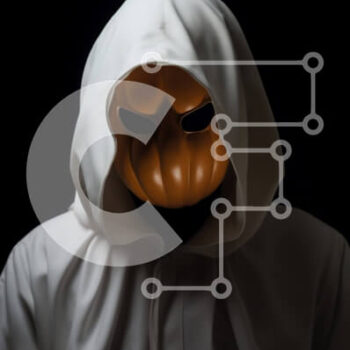 Intra Συλλεκτικό Ξύλινο Παζλ Plywood  4mm - Άτομο που φορά μια πορτοκαλί μάσκα κολοκύθας και λευκή ρόμπα με κουκούλα Σε Ξύλινο Κουτί - Διαστάσεις Puzzle: 10x10 cm – 25 κομμάτια - Image 1