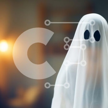 Intra Συλλεκτικό Ξύλινο Παζλ Plywood  4mm - Λευκό κοστούμι φάντασμα σε ένα άδειο δωμάτιο Σε Ξύλινο Κουτί - Διαστάσεις Puzzle: 10x10 cm – 25 κομμάτια - Image 1