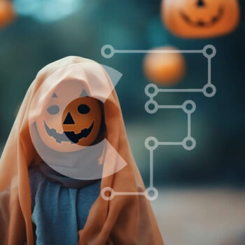 Intra Συλλεκτικό Ξύλινο Παζλ Plywood  4mm - Άτομο που γιορτάζει το Halloween στο δάσος με κρεμαστές κολοκύθες Σε Ξύλινο Κουτί - Διαστάσεις Puzzle: 10x10 cm – 25 κομμάτια - Image 1