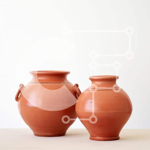 Intra Συλλεκτικό Ξύλινο Παζλ Plywood  4mm - Δύο κόκκινα κεραμικά βάζα σε λευκό τραπέζι Σε Ξύλινο Κουτί - Διαστάσεις: 10x10 cm – 25 κομμάτια - Image 1