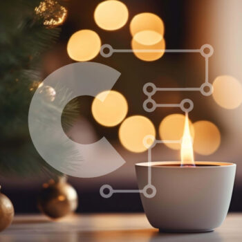 Intra Συλλεκτικό Ξύλινο Παζλ Plywood  4mm - Αναμμένο κερί μπροστά από το στολισμένο χριστουγεννιάτικο δέντρο Σε Ξύλινο Κουτί - Διαστάσεις: 10x10 cm – 25 κομμάτια - Image 1