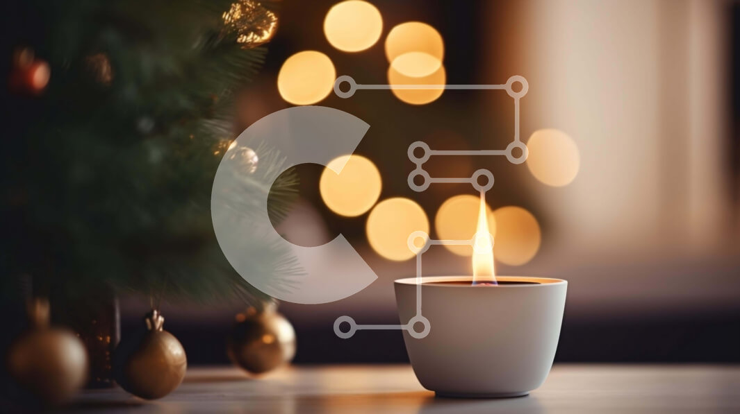 Intra Συλλεκτικό Ξύλινο Παζλ Plywood  4mm - Αναμμένο κερί μπροστά από το στολισμένο χριστουγεννιάτικο δέντρο Σε Ξύλινο Κουτί - Διαστάσεις: 10x10 cm – 25 κομμάτια