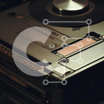 Intra Συλλεκτικό Ξύλινο Παζλ Plywood  4mm - Κοντινό πλάνο του παλιού σκληρού δίσκου Σε Ξύλινο Κουτί - Διαστάσεις Puzzle: 10x10 cm – 25 κομμάτια - Image 1