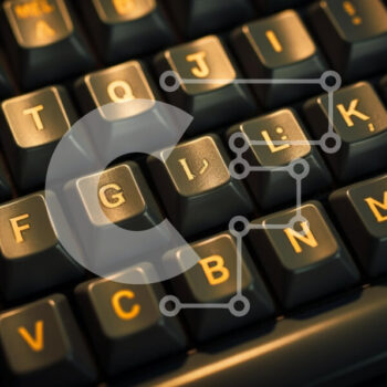 Intra Συλλεκτικό Ξύλινο Παζλ Plywood  4mm - Κοντινό πλάνο μαύρου πληκτρολογίου με χρυσά γράμματα και αριθμούς Σε Ξύλινο Κουτί - Διαστάσεις Puzzle: 10x10 cm – 25 κομμάτια - Image 1