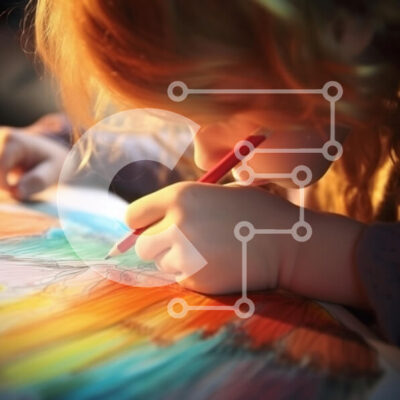 Intra Συλλεκτικό Ξύλινο Παζλ Plywood  4mm - Νεαρό κορίτσι που δημιουργεί αφηρημένη τέχνη Σε Ξύλινο Κουτί - Διαστάσεις Puzzle: 10x10 cm – 25 κομμάτια - Image 1