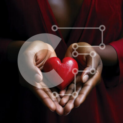 Intra Συλλεκτικό Ξύλινο Παζλ Plywood  4mm - Συγκινητική στιγμή: Δύο γυναίκες που κρατούν κόκκινες καρδιές Σε Ξύλινο Κουτί - Διαστάσεις Puzzle: 10x10 cm – 25 κομμάτια - Image 1