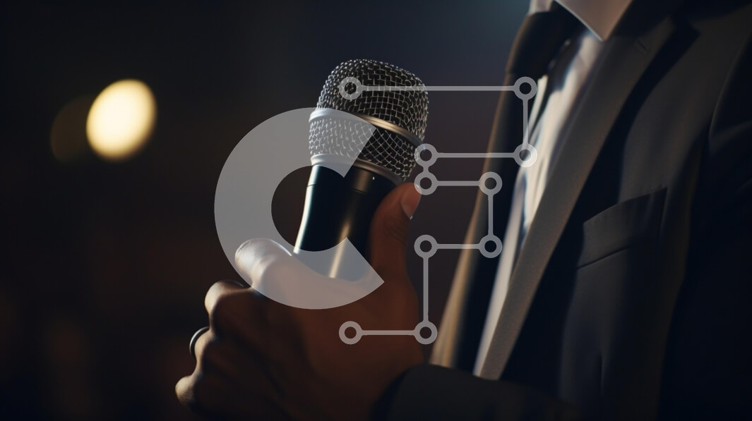 Intra Συλλεκτικό Ξύλινο Παζλ Plywood  4mm - Πρόσωπο που κρατά μικρόφωνο με επίσημη ενδυμασία Σε Ξύλινο Κουτί - Διαστάσεις Puzzle: 10x10 cm – 25 κομμάτια