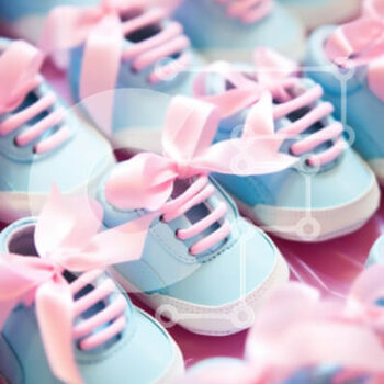 Intra Συλλεκτικό Ξύλινο Παζλ Plywood  4mm - Μπλε και ροζ παιδικά παπούτσια με φιόγκους Σε Ξύλινο Κουτί - Διαστάσεις Puzzle: 10x10 cm – 25 κομμάτια - Image 1