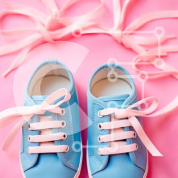 Intra Συλλεκτικό Ξύλινο Παζλ Plywood  4mm - Μπλε παιδικά παπούτσια σε ροζ φόντο Σε Ξύλινο Κουτί - Διαστάσεις Puzzle: 10x10 cm – 25 κομμάτια - Image 1