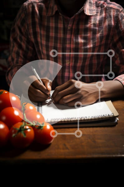 Intra Συλλεκτικό Ξύλινο Παζλ Plywood  4mm - Άτομο που ασχολείται με δημιουργική δραστηριότητα στο τραπέζι με τις ντομάτες Σε Ξύλινο Κουτί - Διαστάσεις Puzzle: 10x10 cm – 25 κομμάτια