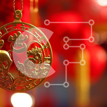 Intra Συλλεκτικό Ξύλινο Παζλ Plywood  4mm - Διακόσμηση με χρυσό νόμισμα και κόκκινα φανάρια Σε Ξύλινο Κουτί - Διαστάσεις Puzzle: 10x10 cm – 25 κομμάτια - Image 1