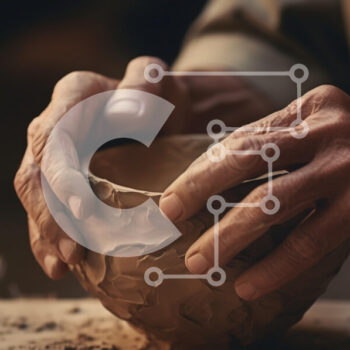 Intra Συλλεκτικό Ξύλινο Παζλ Plywood  4mm - Χέρια που διαμορφώνουν ένα πήλινο μπολ στον τροχό του Πότερ Σε Ξύλινο Κουτί - Διαστάσεις Puzzle: 10x10 cm – 25 κομμάτια - Image 1