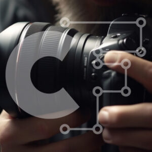 Intra Συλλεκτικό Ξύλινο Παζλ Plywood  4mm - Κοντινό πλάνο ενός παθιασμένου φωτογράφου που κρατά μια κάμερα Σε Ξύλινο Κουτί - Διαστάσεις Puzzle: 10x10 cm – 25 κομμάτια