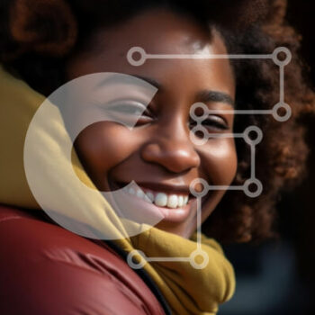 Intra Συλλεκτικό Ξύλινο Παζλ Plywood  4mm - Χαρούμενη νεαρή γυναίκα που χαμογελά σε εξωτερικούς χώρους Σε Ξύλινο Κουτί - Διαστάσεις Puzzle: 10x10 cm – 25 κομμάτια - Image 1