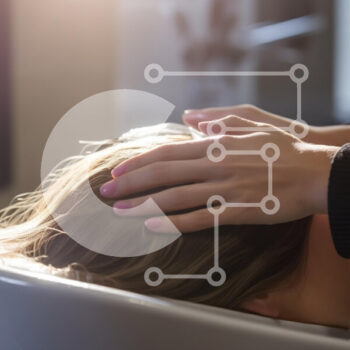 Intra Συλλεκτικό Ξύλινο Παζλ Plywood  4mm - Γυναίκα που απολαμβάνει ένα λούσιμο μαλλιών σε ένα σαλόνι Σε Ξύλινο Κουτί - Διαστάσεις Puzzle: 10x10 cm – 25 κομμάτια - Image 1