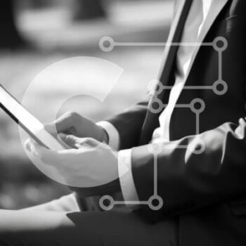 Intra Συλλεκτικό Ξύλινο Παζλ Plywood  4mm - Επιχειρηματίας που χρησιμοποιεί το tablet σε εξωτερικούς χώρους Σε Ξύλινο Κουτί - Διαστάσεις Puzzle: 10x10 cm – 25 κομμάτια - Image 1