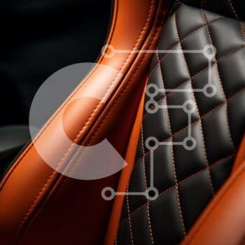 Intra Συλλεκτικό Ξύλινο Παζλ Plywood  4mm - Κοντινό πλάνο ενός πολυτελούς καθίσματος αυτοκινήτου με μαύρο και πορτοκαλί δέρμα Σε Ξύλινο Κουτί - Διαστάσεις Puzzle: 10x10 cm – 25 κομμάτια - Image 1