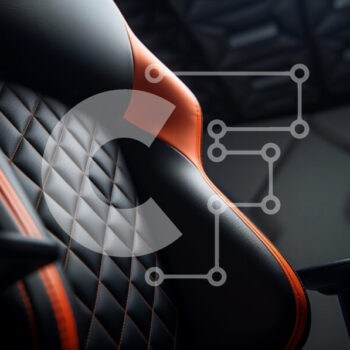 Intra Συλλεκτικό Ξύλινο Παζλ Plywood  4mm - Κοντινό πλάνο μιας καρέκλας παιχνιδιών με μαύρο δέρμα και πορτοκαλί τόνους Σε Ξύλινο Κουτί - Διαστάσεις Puzzle: 10x10 cm – 25 κομμάτια - Image 1