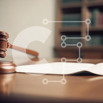 Intra Συλλεκτικό Ξύλινο Παζλ Plywood  4mm - Gavel και νομικό βιβλίο σε μια αίθουσα δικαστηρίου Σε Ξύλινο Κουτί - Διαστάσεις Puzzle: 10x10 cm – 25 κομμάτια - Image 1