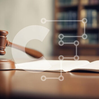 Intra Συλλεκτικό Ξύλινο Παζλ Plywood  4mm - Gavel και νομικό βιβλίο σε ένα τραπέζι Σε Ξύλινο Κουτί - Διαστάσεις Puzzle: 10x10 cm – 25 κομμάτια - Image 1